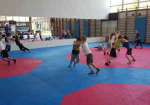 Dzieci trenują judo na AWF